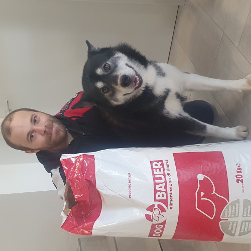 Signore tatuato con il suo Bulldog Inglese e il sacco delle sue crocchette Dermat Dogbauer