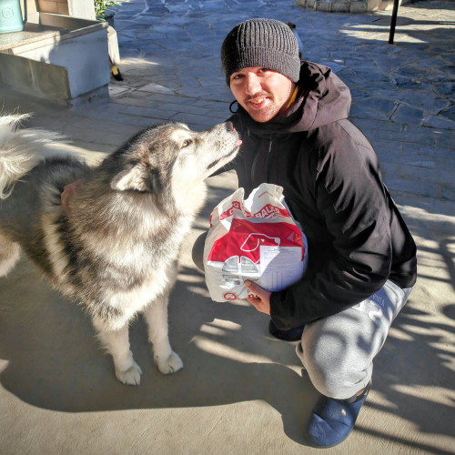 Ragazza inanellata con la sua Rottweiler e il sacco di crocchette Dogbauer