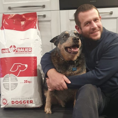 Signore tatuato con il suo Bulldog Inglese e il sacco delle sue crocchette Dermat Dogbauer