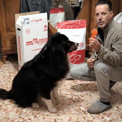 Ragazza inanellata con la sua Rottweiler e il sacco di crocchette Dogbauer