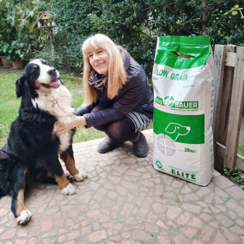 Ragazza inanellata con la sua Rottweiler e il sacco di crocchette Dogbauer