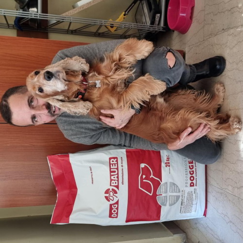 Ragazza inanellata con la sua Rottweiler e il sacco di crocchette Dogbauer