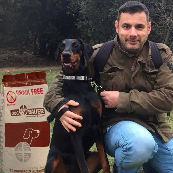 Signore tatuato con il suo Bulldog Inglese e il sacco delle sue crocchette Dermat Dogbauer