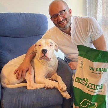 Ragazza inanellata con la sua Rottweiler e il sacco di crocchette Dogbauer