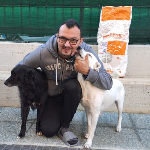 Ragazza inanellata con la sua Rottweiler e il sacco di crocchette Dogbauer