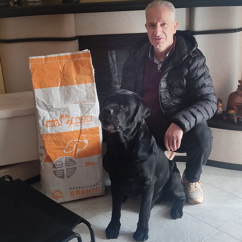 Signore tatuato con il suo Bulldog Inglese e il sacco delle sue crocchette Dermat Dogbauer