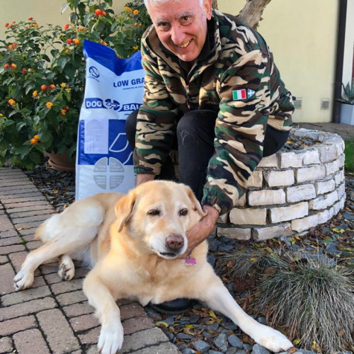 Ragazza inanellata con la sua Rottweiler e il sacco di crocchette Dogbauer