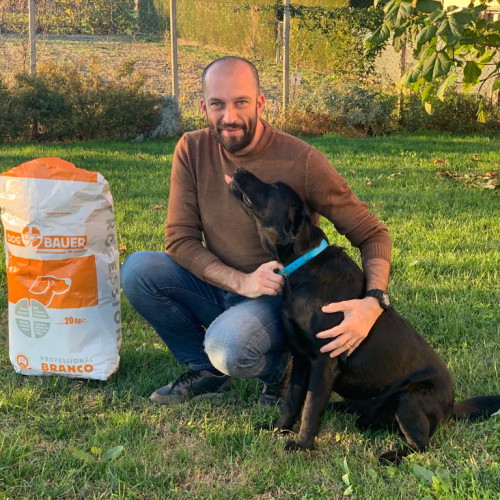 Signore tatuato con il suo Bulldog Inglese e il sacco delle sue crocchette Dermat Dogbauer