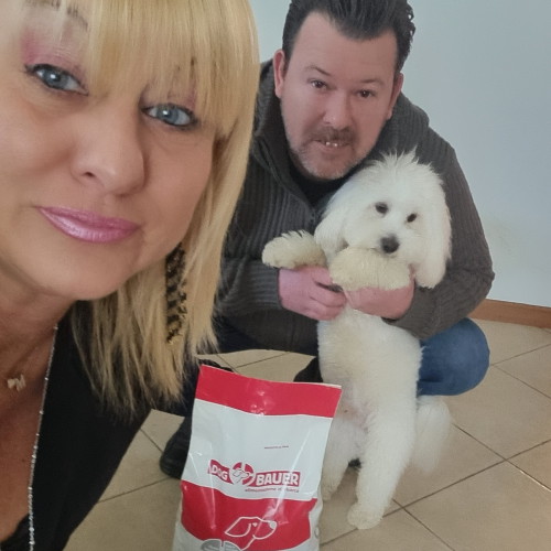 Ragazza inanellata con la sua Rottweiler e il sacco di crocchette Dogbauer