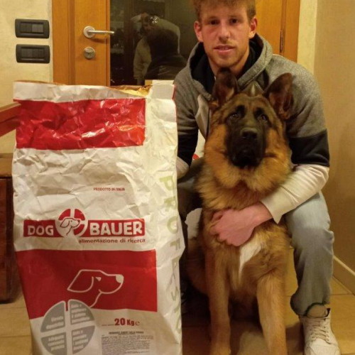 Signore tatuato con il suo Bulldog Inglese e il sacco delle sue crocchette Dermat Dogbauer