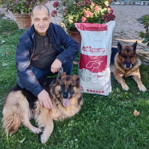 Signore tatuato con il suo Bulldog Inglese e il sacco delle sue crocchette Dermat Dogbauer