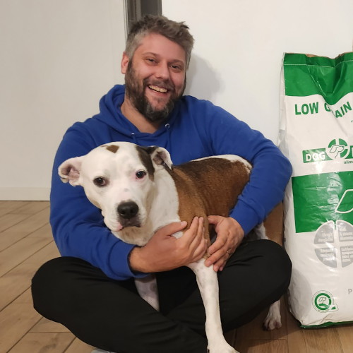 Ragazza inanellata con la sua Rottweiler e il sacco di crocchette Dogbauer