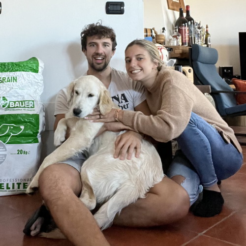 Ragazza con cane Weimaraner e crocchette Dogbauer linea Elite