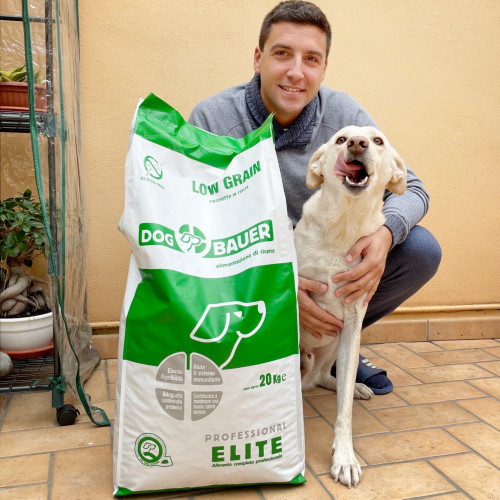 Signore tatuato con il suo Bulldog Inglese e il sacco delle sue crocchette Dermat Dogbauer