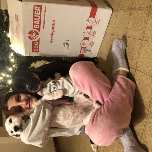 Ragazza inanellata con la sua Rottweiler e il sacco di crocchette Dogbauer