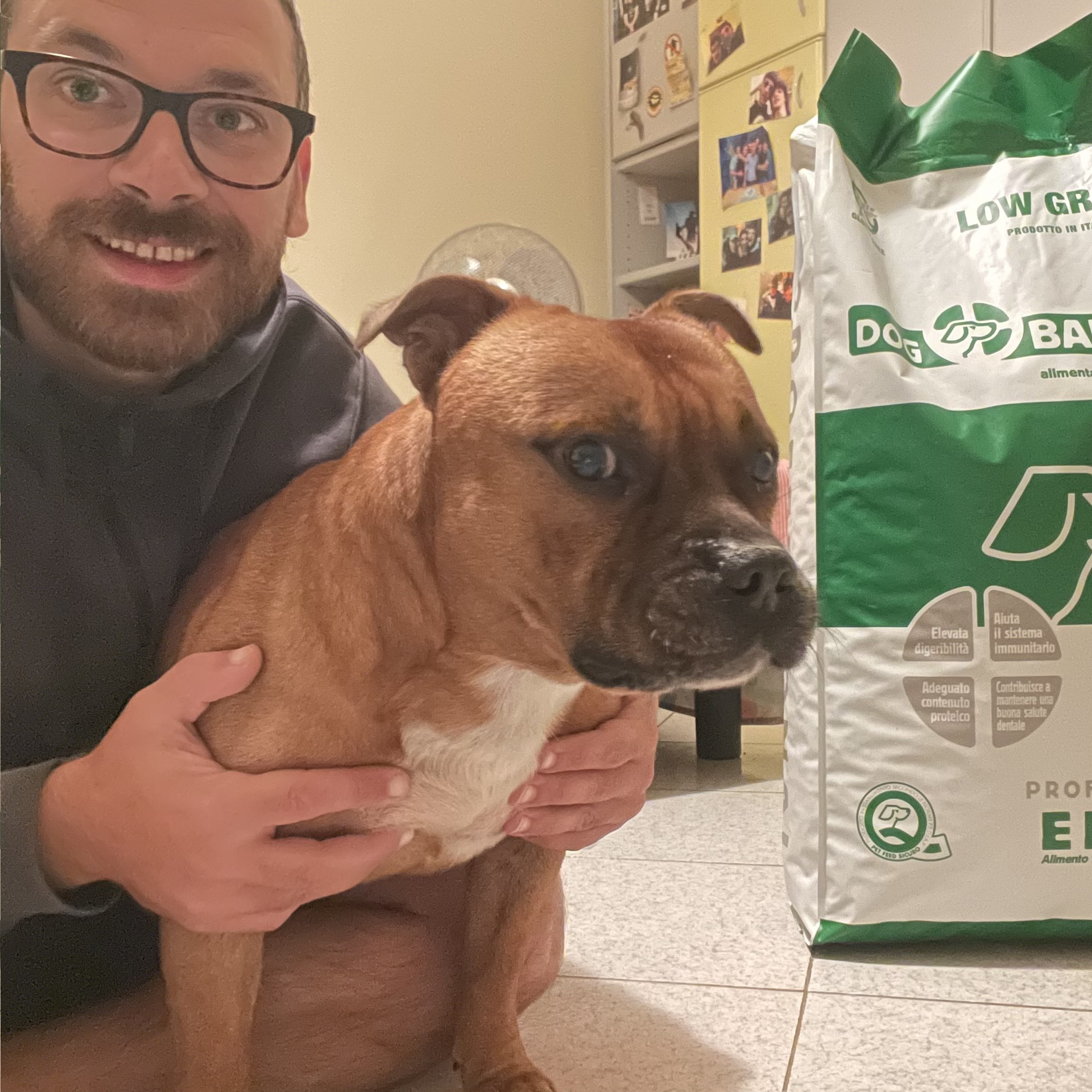 Ragazza inanellata con la sua Rottweiler e il sacco di crocchette Dogbauer