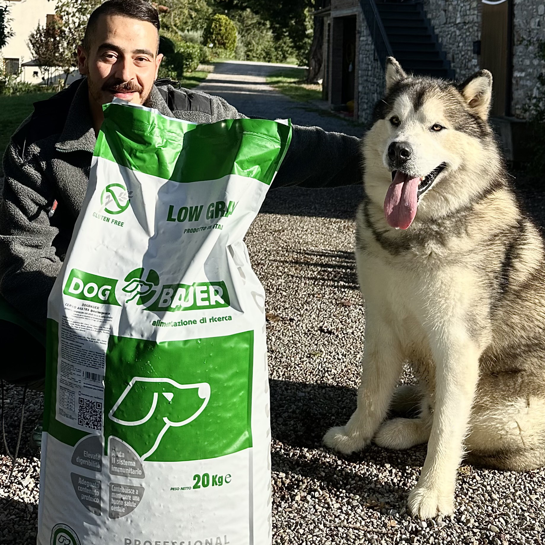 Signore tatuato con il suo Bulldog Inglese e il sacco delle sue crocchette Dermat Dogbauer