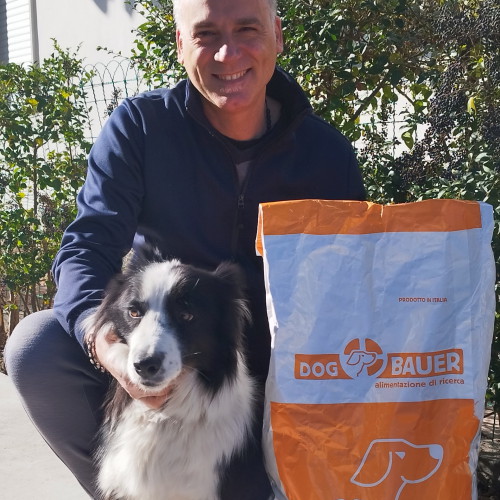 Ragazza inanellata con la sua Rottweiler e il sacco di crocchette Dogbauer