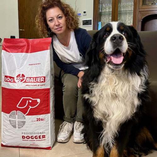 Signore tatuato con il suo Bulldog Inglese e il sacco delle sue crocchette Dermat Dogbauer