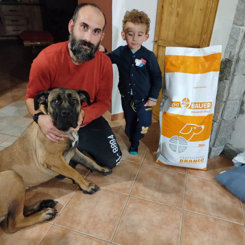 Ragazza inanellata con la sua Rottweiler e il sacco di crocchette Dogbauer