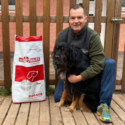 Signore tatuato con il suo Bulldog Inglese e il sacco delle sue crocchette Dermat Dogbauer