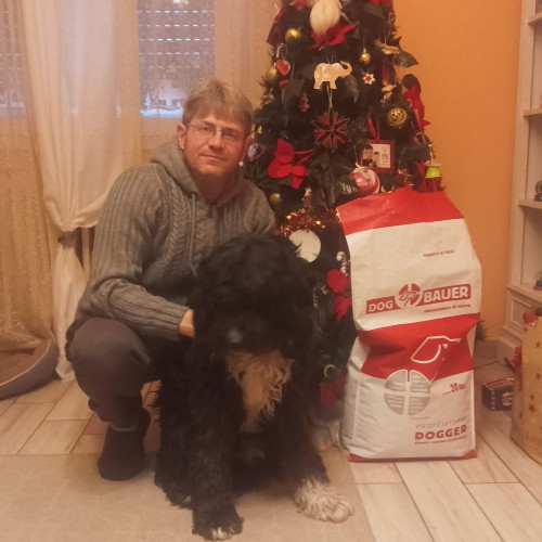 Signore tatuato con il suo Bulldog Inglese e il sacco delle sue crocchette Dermat Dogbauer