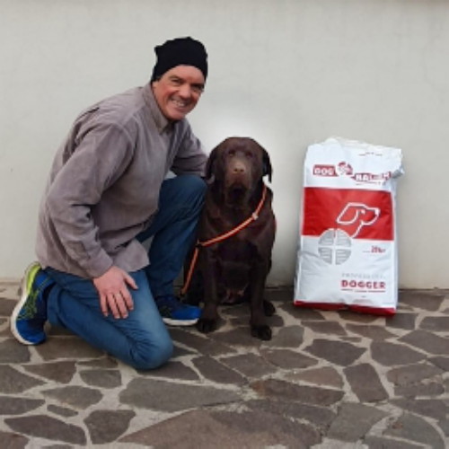 Ragazza inanellata con la sua Rottweiler e il sacco di crocchette Dogbauer