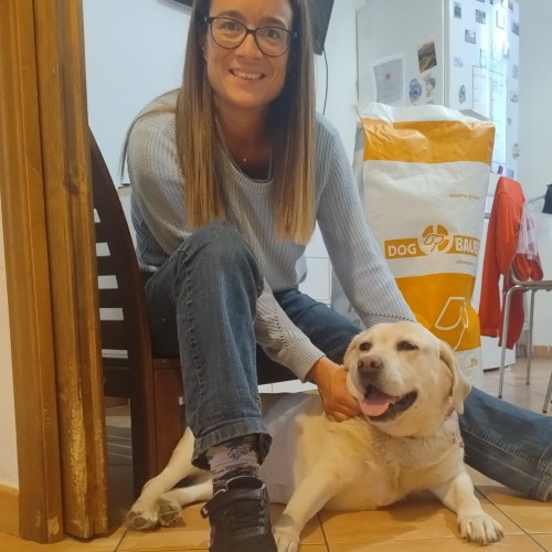 Ragazza inanellata con la sua Rottweiler e il sacco di crocchette Dogbauer