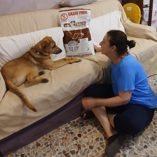 Ragazza inanellata con la sua Rottweiler e il sacco di crocchette Dogbauer