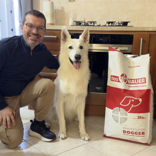 Ragazza inanellata con la sua Rottweiler e il sacco di crocchette Dogbauer