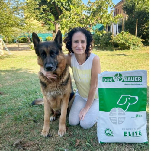 Signore tatuato con il suo Bulldog Inglese e il sacco delle sue crocchette Dermat Dogbauer