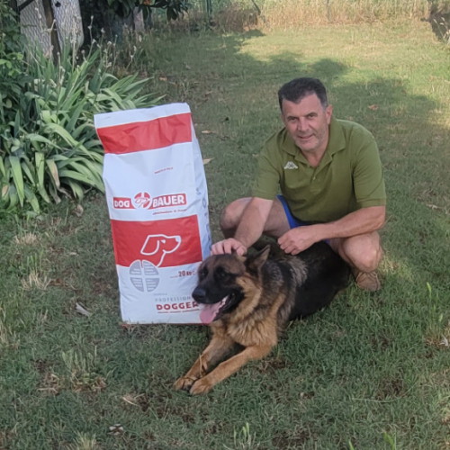 Signore tatuato con il suo Bulldog Inglese e il sacco delle sue crocchette Dermat Dogbauer