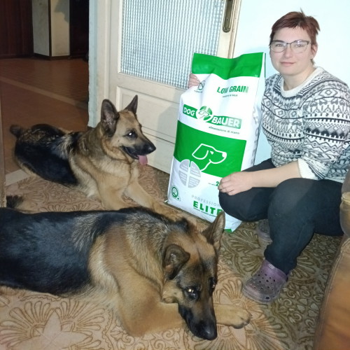 Ragazza inanellata con la sua Rottweiler e il sacco di crocchette Dogbauer