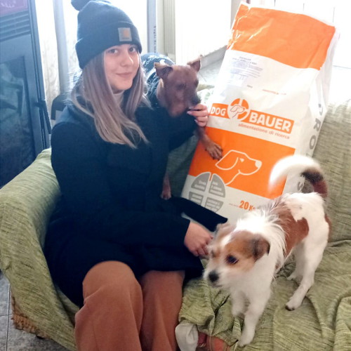 Ragazza con due cani ub Boxer e un meticcio e il sacco delle crocchette Low Grain Dogbauer