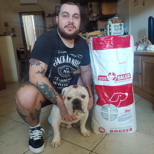 Signore tatuato con il suo Bulldog Inglese e il sacco delle sue crocchette Dermat Dogbauer