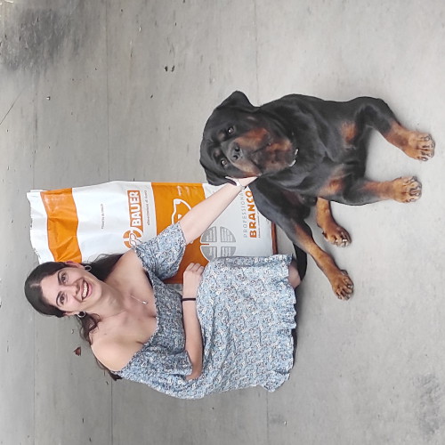 Signore tatuato con il suo Bulldog Inglese e il sacco delle sue crocchette Dermat Dogbauer