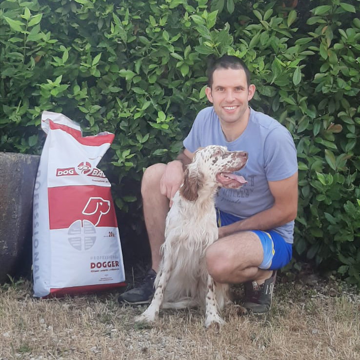 Ragazza inanellata con la sua Rottweiler e il sacco di crocchette Dogbauer