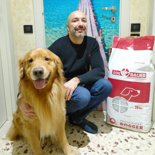 Signore con il suo Golden Retriever e le sue appetitose crocchette Dogbauer