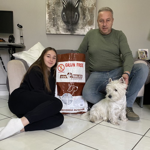 Signore tatuato con il suo Bulldog Inglese e il sacco delle sue crocchette Dermat Dogbauer