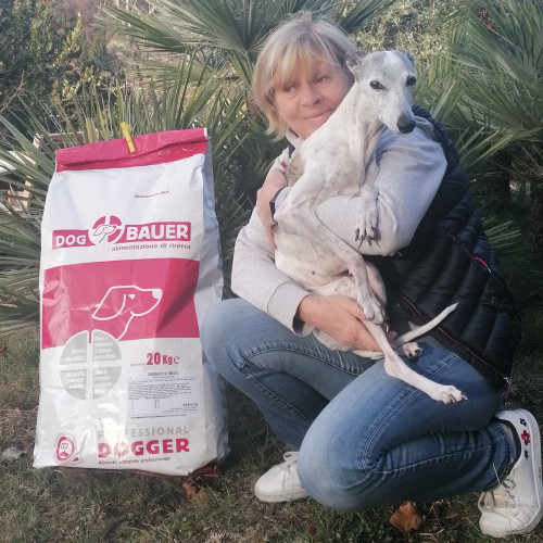 Signore tatuato con il suo Bulldog Inglese e il sacco delle sue crocchette Dermat Dogbauer