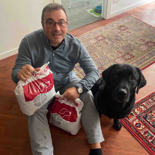 Ragazza inanellata con la sua Rottweiler e il sacco di crocchette Dogbauer