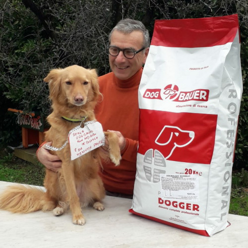 Ragazza inanellata con la sua Rottweiler e il sacco di crocchette Dogbauer