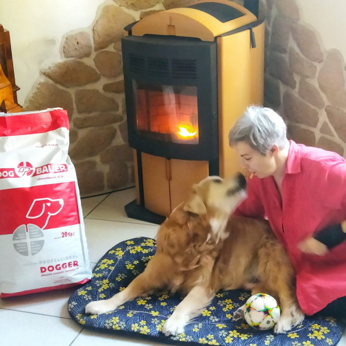 Ragazza inanellata con la sua Rottweiler e il sacco di crocchette Dogbauer