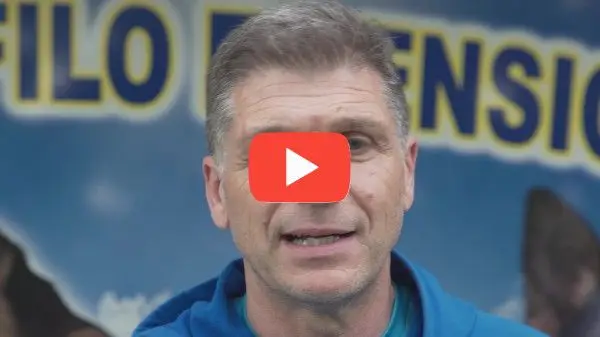 Ragazza con Bracco di Weimar Felici con le crocchette Dogbauer Low Grain